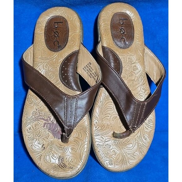 BORN B.Ø.C. Tooled Vegan Leather Toe Thong Sandals size 8 Brown/Tan Summer Comfy - Picture 1 of 6